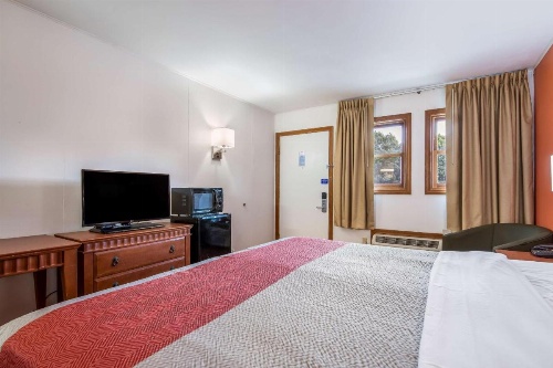 Northway Inn Queensbury - Lake George image 19